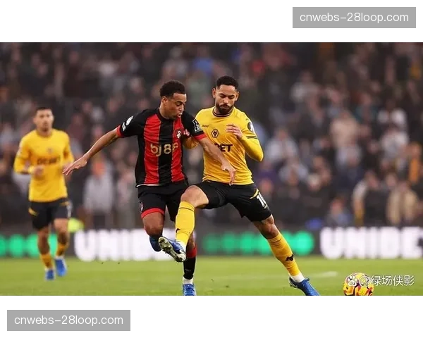 特写:狼队对阵伯恩茅斯赛前,主教练奥尼尔手持战术板专注布置角球 特写:狼队对阵伯恩茅斯赛前,主教练奥尼尔手持战术板专注布置角球